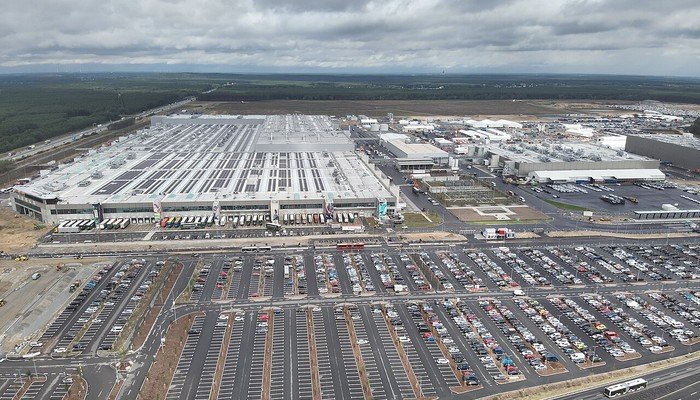 SpaceX dhe Tesla shqyrtojnë një bashkim